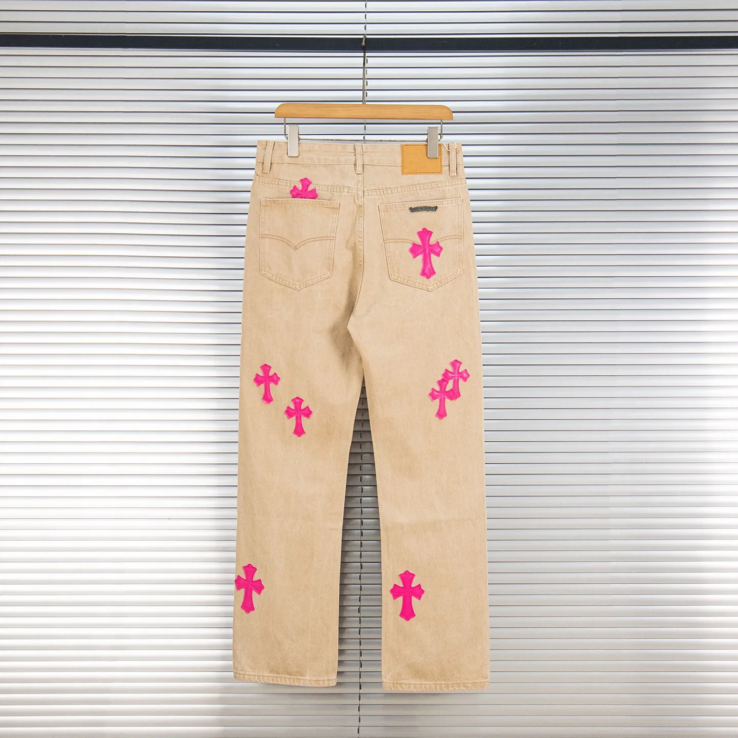 P240 Chrome Hearts 2025 New Miami Limited Couple Washed Jeans with Multiple Pink Cross Leather Labels is a hot item this season and is sought after by countless celebrities and fashionistas. The neat details of the cutting process add color to the playful fashion! The neat and meticulous design, and the well-fitting structure is unique. The upper body not only has outstanding recognition, but also looks younger and younger. A style with the ultimate wearing meaning and performance, gorgeous color matching, and the craftsmanship of this style is also extremely extraordinary. After the finished product is washed, it is disassembled and hand-made with sheepskin cross leather and then spliced ​​together to complete. The whole piece has too many craftsmanship to describe. It is decorated with patchwork cross flowers and high-waisted washed jeans! ! Absolutely high-end luxury product, a god-level single product, a super popular product, made with top heavy industry, a magic weapon that cannot be missed in the street. Style number: 1866# Size: 28 30 32 34 Color: khaki pink khaki black